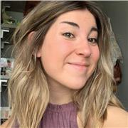 Nachhilfelehrerin, die Kinder aller Altergruppen bei Spanisch oder Deutsch Nachhilfe anbietet